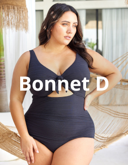 Femme se tenant devant un hamac et posant avec une main sur la hanche en portant un maillot une-pi&egrave;ce bonnet D noir de la marque Artesands.