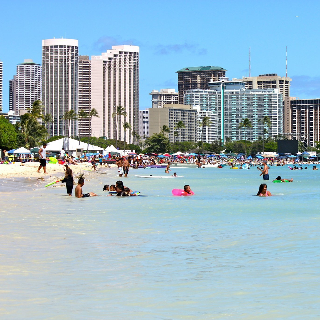 La plage de Waikiki et ses gratte-ciels à Oahu, Hawaï.