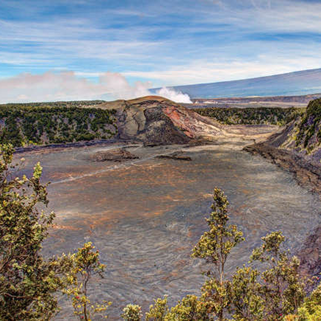 Le cratère du volcan Kīlauea dans le parc National des Volcans de la Big Island, Hawaï 