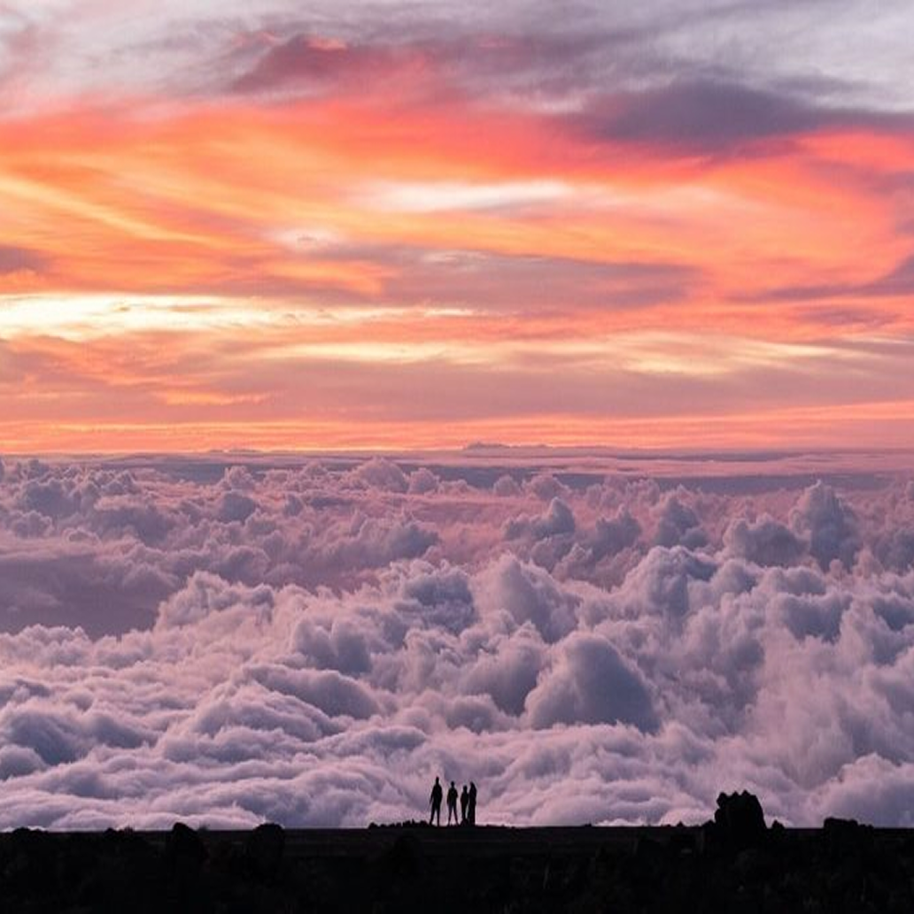 Coucher de soleil nuageux au sommet du volcan dans le parc national Haleakalā, Hawaï