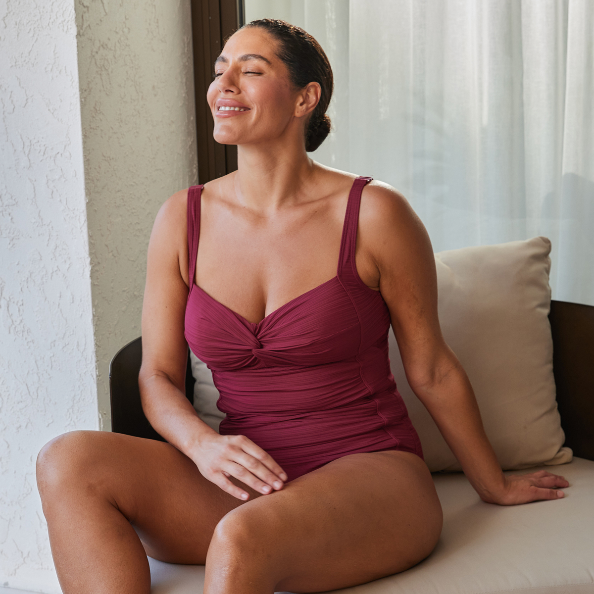 Une femme portant un maillot une-pièce bourgogne d’Artesands  - Bikini Village