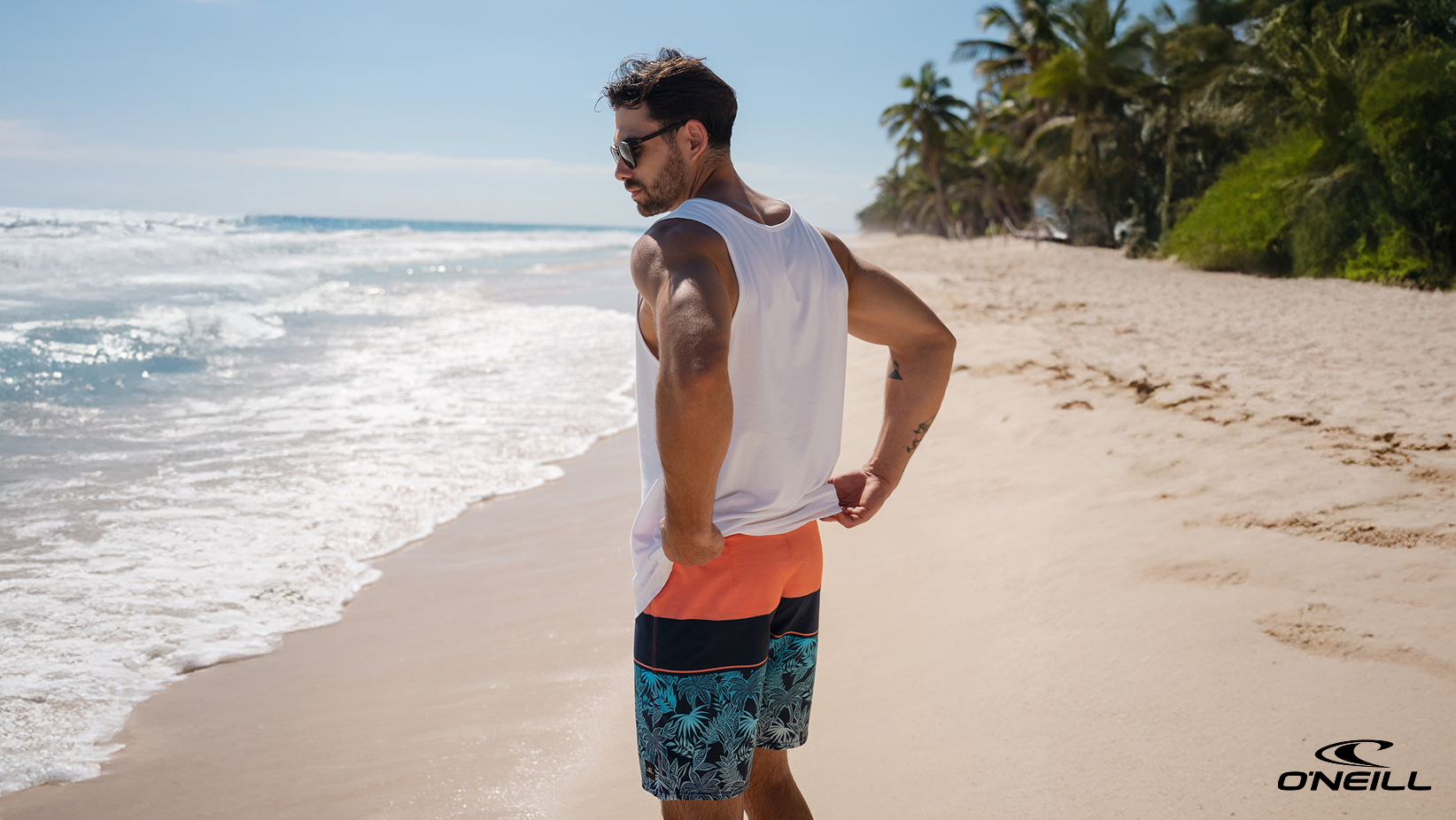 Un homme portant un maillot boardshort bleu et rose de O’neill – Bikini Village