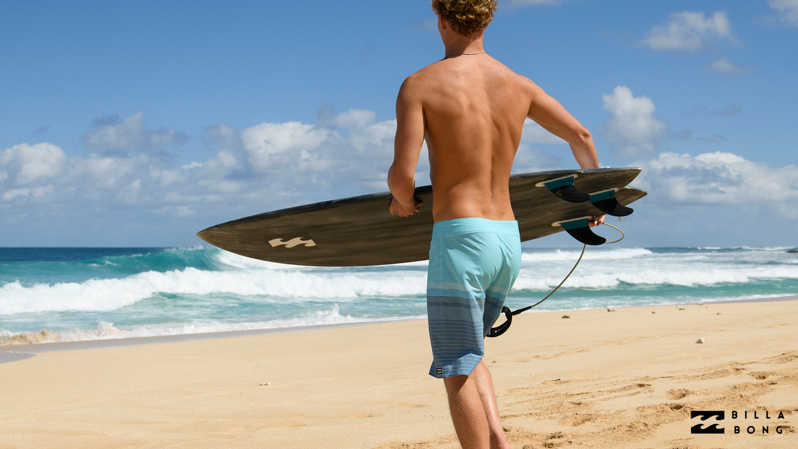 Un homme portant un maillot boardshort bleu de Billabong – Bikini Village