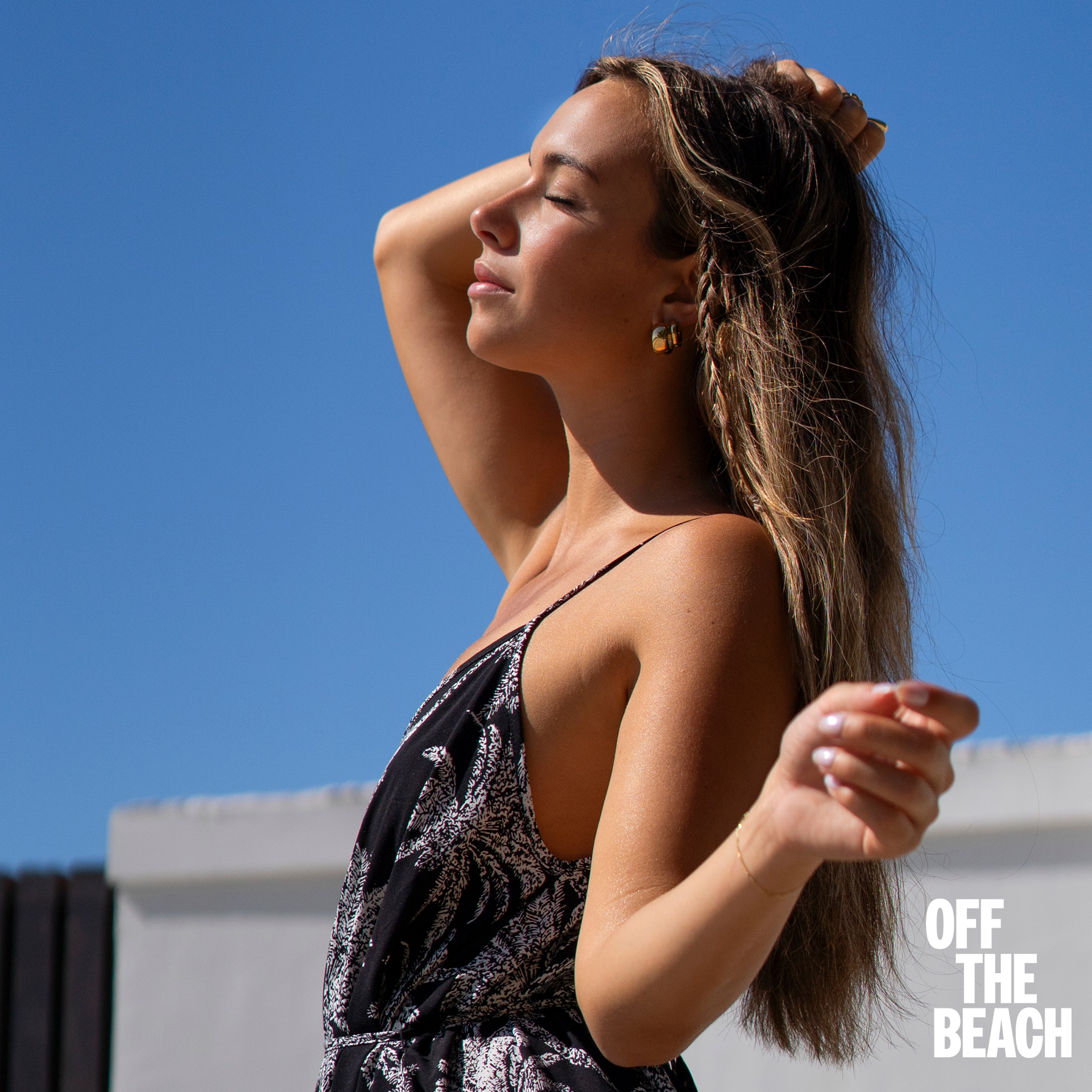 Une femme portant une robe longue sans manche de Off the Beach - Bikini Village