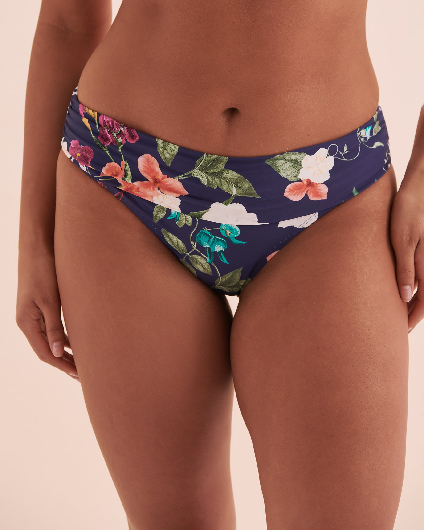 JANTZEN Bas de bikini aux hanches bande de taille pliée Floral Fantasy Floral bleu foncé JZ24261H - View1